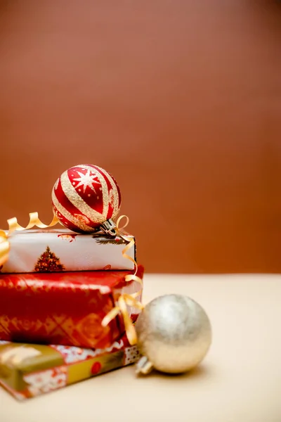 Conceito Férias Presentes Bolas Natal Deitados Sobre Outro Cores Verdes — Fotografia de Stock