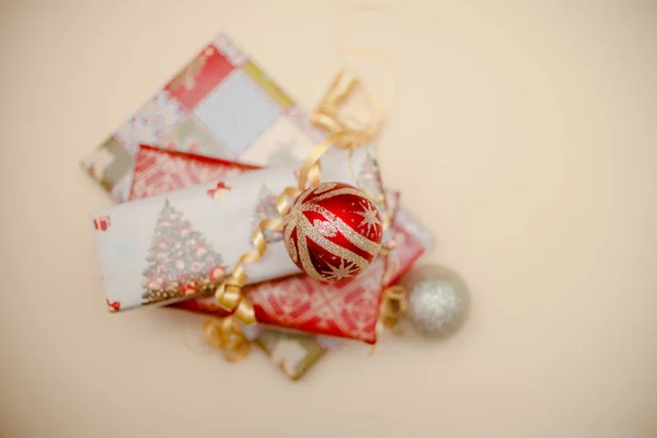 假日概念 礼物和圣诞球躺在对方 红色和金色的颜色 顶部和侧面视图 2019 圣诞礼物 — 图库照片