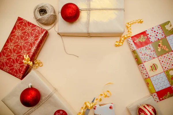 Tatil kavramı. Hediyeler ve birbirlerine yalan Noel topları. Yeşil, kırmızı ve altın renkleri. Üst ve yan view.2019 yeni yıl. Noel hediyesi.