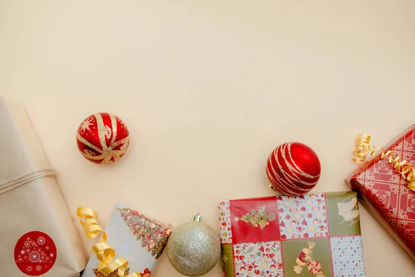 假日概念 礼物和圣诞球躺在对方 红色和金色的颜色 顶部和侧面视图 2019 圣诞礼物 — 图库照片