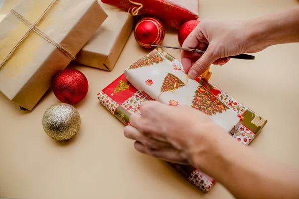 Γυναικεία Χέρια Κρατώντας Δώρα Και Συσκευασίας Δώρα Δώρα Και Χριστουγεννιάτικα — Φωτογραφία Αρχείου