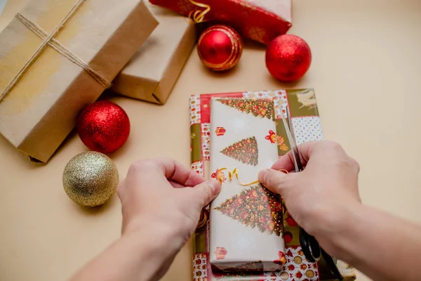 Жіночі Руки Тримають Подарунки Упаковують Подарунки Подарунки Різдвяні Кульки Концепція — стокове фото
