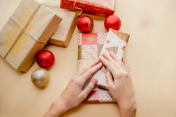 Жіночі Руки Тримають Подарунки Упаковують Подарунки Подарунки Різдвяні Кульки Концепція — стокове фото