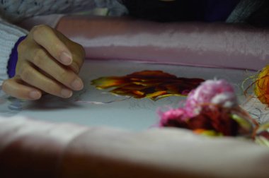 Nakış, parlak renkli konu, iğne ile eller. Vietnam nakış Galeri.