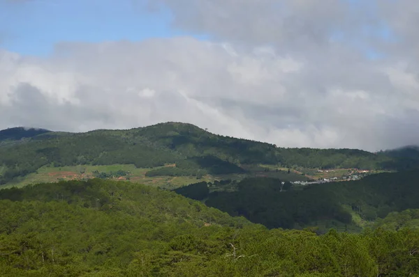 Cerro Verde Con Cielo Nubes Horizonte Árboles Nubes Fondo Ciudad — Foto de Stock