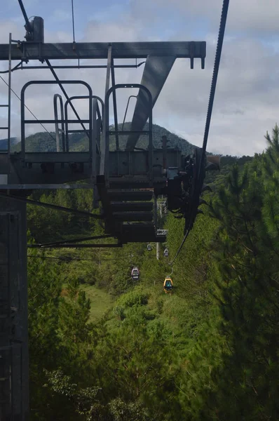 Seilbahn Durch Den Wald Mit Blauem Himmel Hintergrund Grüner Wald — Stockfoto