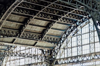 Çatı ve kemerler St. Petersburg Tren İstasyonu içinde. Arka planda gökyüzü.