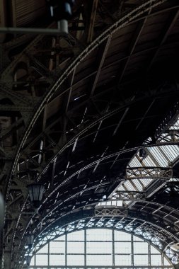 Çatı ve kemerler St. Petersburg Tren İstasyonu içinde. Arka planda gökyüzü.