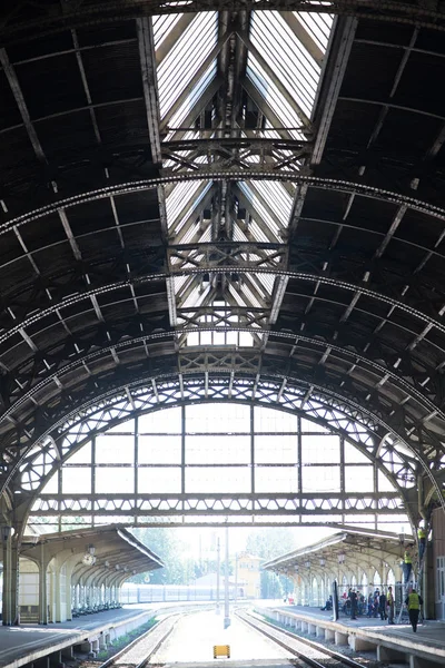 Çatı ve kemerler St. Petersburg Tren İstasyonu içinde. Arka planda gökyüzü.