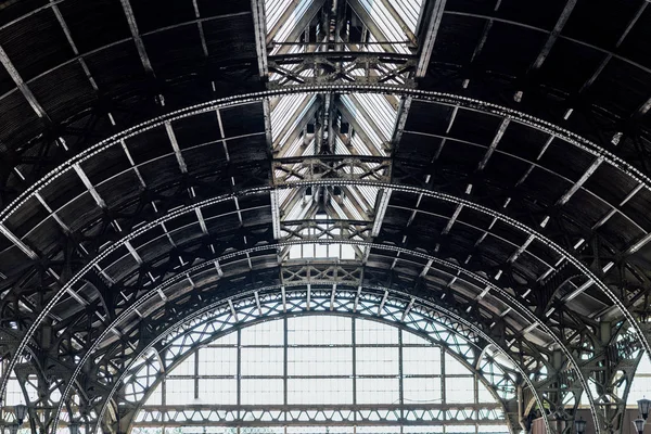 Çatı ve kemerler St. Petersburg Tren İstasyonu içinde. Arka planda gökyüzü.