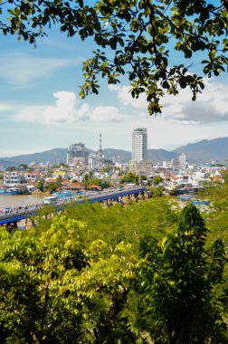 Vietnam şehir sitesi görünümü. Nehri Köprüsü ve tamamlanmamış Binası altında