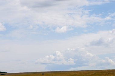 Yeşil tepeler ufuk bulutlarda ile. Mavi gökyüzü ve beyaz bulutlar. 