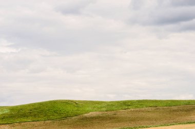 Yeşil tepeler ufuk bulutlarda ile. Mavi gökyüzü ve beyaz bulutlar. 