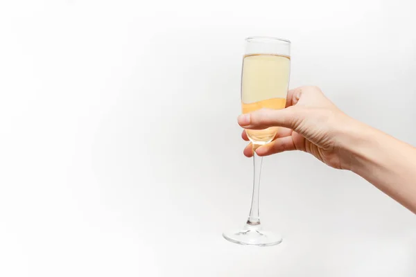 Kvinnlig Hand Innehav Champagne Glas Holiday Koncept Vit Bakgrund Isolerade — Stockfoto