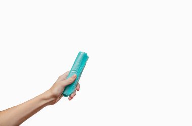 Çöp torbaları tutan eller. . Geri dönüşüm ve kirliliği kavramı. Avrupa, beyaz arka plan, plastik ags