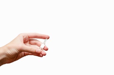 Bir ampül tutan el. Sağlık bakım ve tıbbi kavramı. Avrupa, eller, beyaz abstrack arka plan. yakın kadar izole.