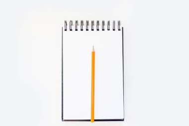 Beyaz eskiz defteri turuncu kalem ve mavi çalar saat ile. Eğitim ve planlama kavramı, beyaz arka plan. Mock-up kavramı. Beyaz arka plan, izole, yakın çekim 