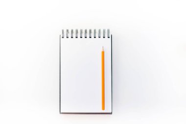 Beyaz eskiz defteri turuncu kalem ve mavi çalar saat ile. Eğitim ve planlama kavramı, beyaz arka plan. Mock-up kavramı. Beyaz arka plan, izole, yakın çekim 