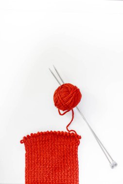 Kırmızı örgü atkı, bitmedi. Hobi ve boş zaman faaliyetleri. Örgü konuları.