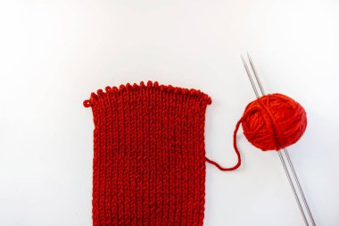 Kırmızı örgü atkı, bitmedi. Hobi ve boş zaman faaliyetleri. Örgü konuları.