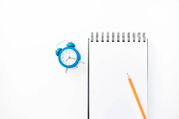 Cuaderno Bocetos Blanco Con Lápiz Naranja Despertador Azul Concepto Educación — Foto de Stock