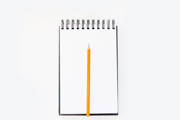 Szkicownik Biały Pomarańczowym Ołówkiem Niebieski Budzik Edukacji Planowania Koncepcja Białe — Zdjęcie stockowe