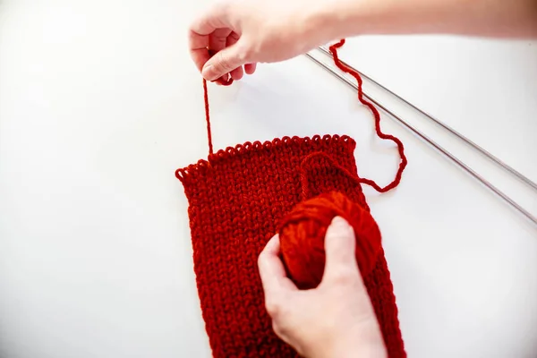 Rode Breien Sjaal Niet Klaar Hobby Vrije Tijd Activiteiten Draden — Stockfoto