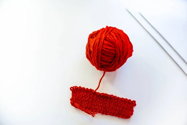 红色针织围巾 没有完成 业余爱好和自由时间活动 针织线 — 图库照片