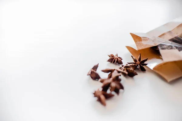 Anise Semillas Árbol Sobre Fondo Blanco Bolsillo Papel Marrón Año — Foto de Stock