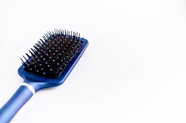 Bazı saç fırçasıyla. Haor cilt bakımı. İzole beyaz Bankamatik