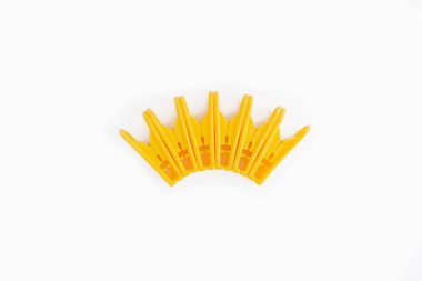 Parlak sarı bir izole beyaz arka plan nesnelerine iğnesi clotheth. Bir not kağıdı tutan el