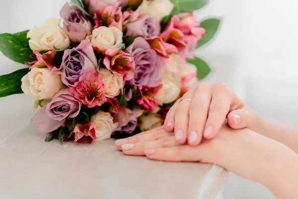 Mãos Femininas Segurando Flores Casamento Anel Casamento Vestido Noiva — Fotografia de Stock