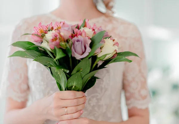 Mãos Femininas Segurando Flores Casamento Anel Casamento Vestido Noiva — Fotografia de Stock