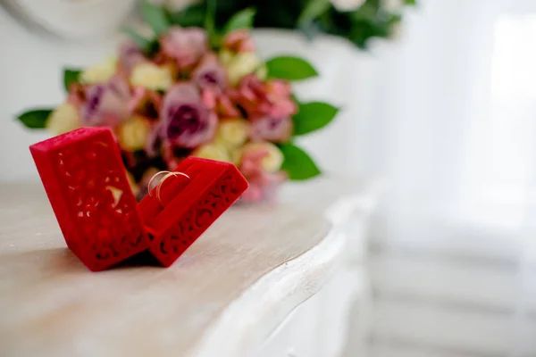 Dois Anéis Casamento Dourados Uma Mesa Madeira Uma Caixa Casamento — Fotografia de Stock