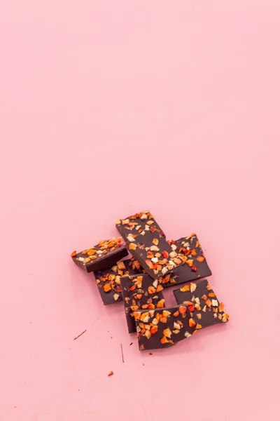 Barra Chocolate Con Fresa Seca Sobre Fondo Abstracto Rosa — Foto de Stock