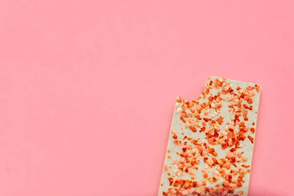 Schokoriegel Mit Getrockneten Erdbeeren Auf Einem Abstrakten Rosa Hintergrund — Stockfoto