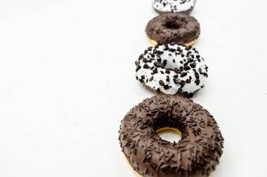 Beyaz siyah arka plan üzerinde çörek bonibon donuts ile sırlı çikolata ile izole