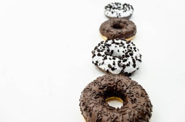 Beyaz siyah arka plan üzerinde çörek bonibon donuts ile sırlı çikolata ile izole