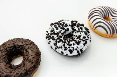 Beyaz siyah arka plan üzerinde çörek bonibon donuts ile sırlı çikolata ile izole