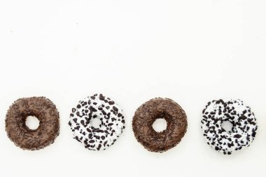 Beyaz siyah arka plan üzerinde çörek bonibon donuts ile sırlı çikolata ile izole