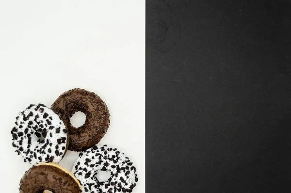 Donuts con chocolate glaseado con espolvoreos donuts aislados sobre fondo blanco negro abstracto — Foto de Stock