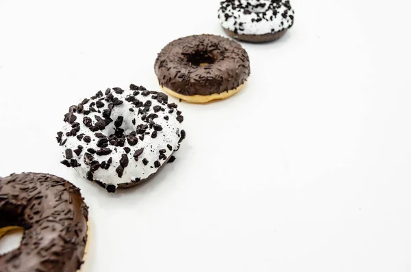 Beyaz siyah arka plan üzerinde çörek bonibon donuts ile sırlı çikolata ile izole