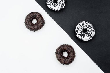 Beyaz siyah arka plan üzerinde çörek bonibon donuts ile sırlı çikolata ile izole