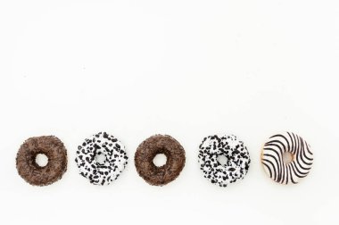 Beyaz siyah arka plan üzerinde çörek bonibon donuts ile sırlı çikolata ile izole