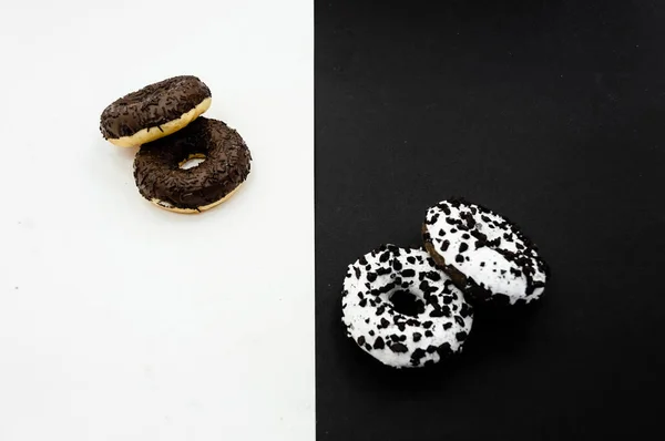 Donuts con chocolate glaseado con espolvoreos donuts aislados sobre fondo blanco negro abstracto — Foto de Stock