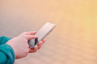 Eller genç adam telefon internette eğitim arama için. Onlin
