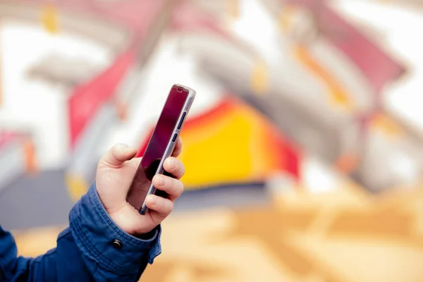 Mãos telefone jovem para pesquisar educar na Internet. Onlin... — Fotografia de Stock