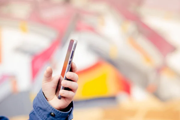 Mãos telefone jovem para pesquisar educar na Internet. Onlin... — Fotografia de Stock