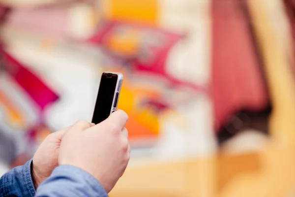 Mãos telefone jovem para pesquisar educar na Internet. Onlin... — Fotografia de Stock