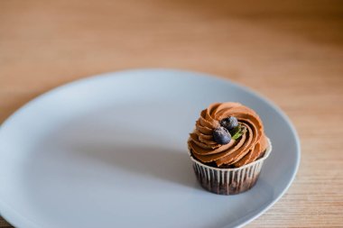 masada Çilek ve Çikolata dilim ile dekore lezzetli Cupcake. Yatay görünüm birkaç nesne